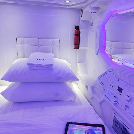 Met A Space Pod @Phrom Phong Bangkok Buitenkant foto