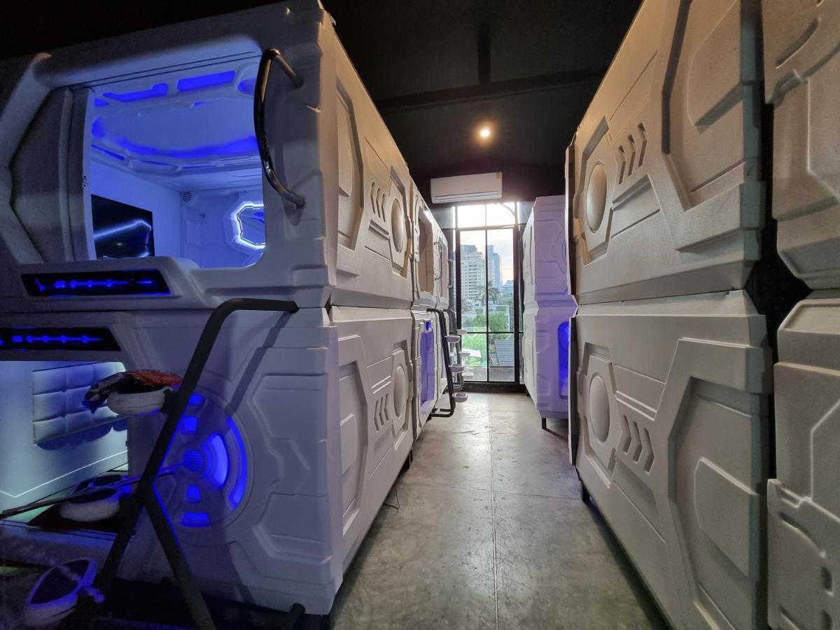 Met A Space Pod @Phrom Phong Bangkok Buitenkant foto