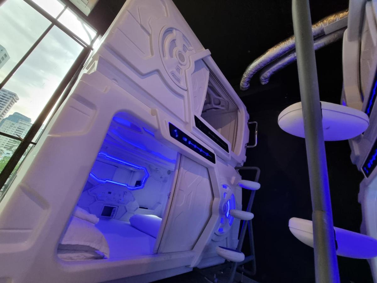 Met A Space Pod @Phrom Phong Bangkok Buitenkant foto