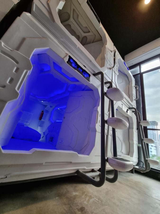 Met A Space Pod @Phrom Phong Bangkok Buitenkant foto