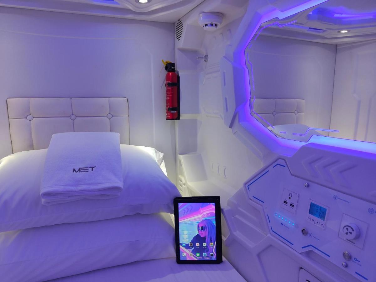 Met A Space Pod @Phrom Phong Bangkok Buitenkant foto