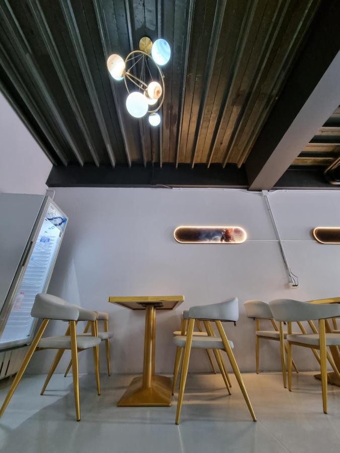 Met A Space Pod @Phrom Phong Bangkok Buitenkant foto