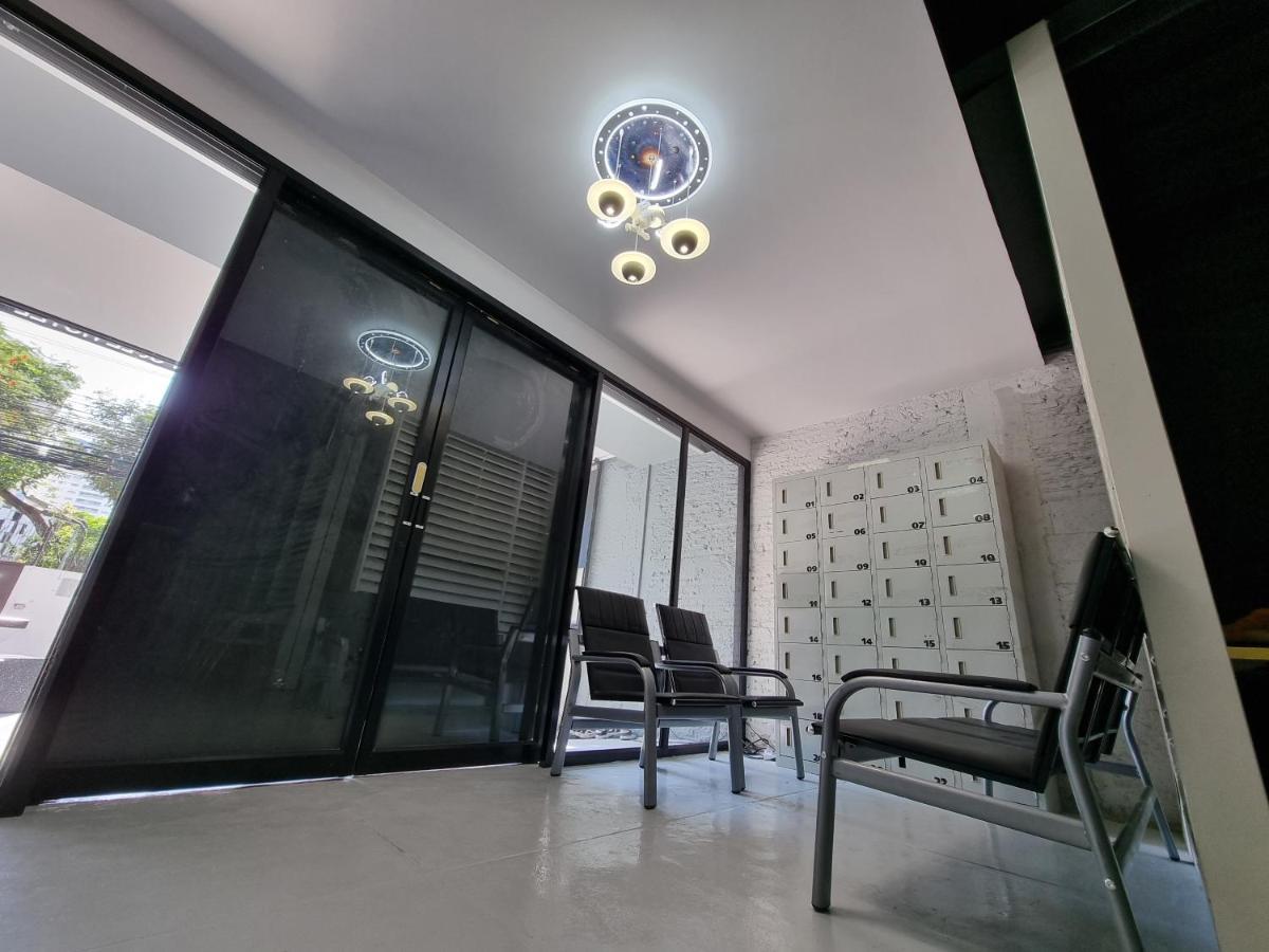 Met A Space Pod @Phrom Phong Bangkok Buitenkant foto