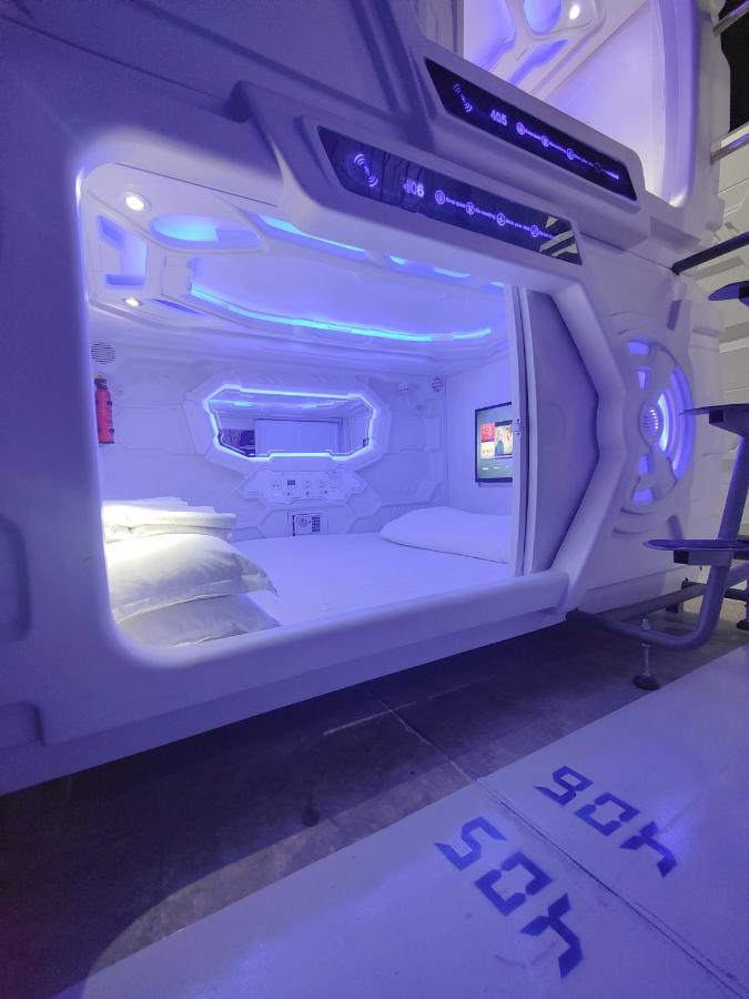 Met A Space Pod @Phrom Phong Bangkok Buitenkant foto