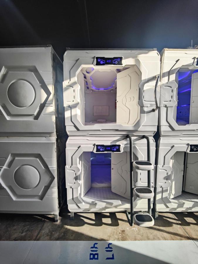Met A Space Pod @Phrom Phong Bangkok Buitenkant foto
