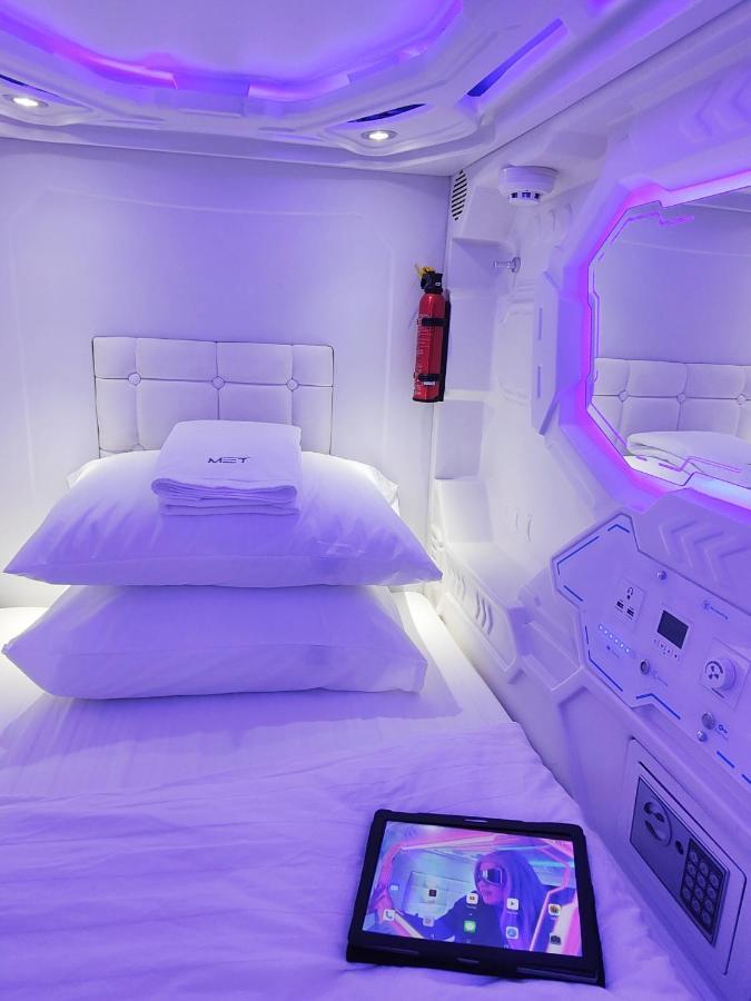 Met A Space Pod @Phrom Phong Bangkok Buitenkant foto