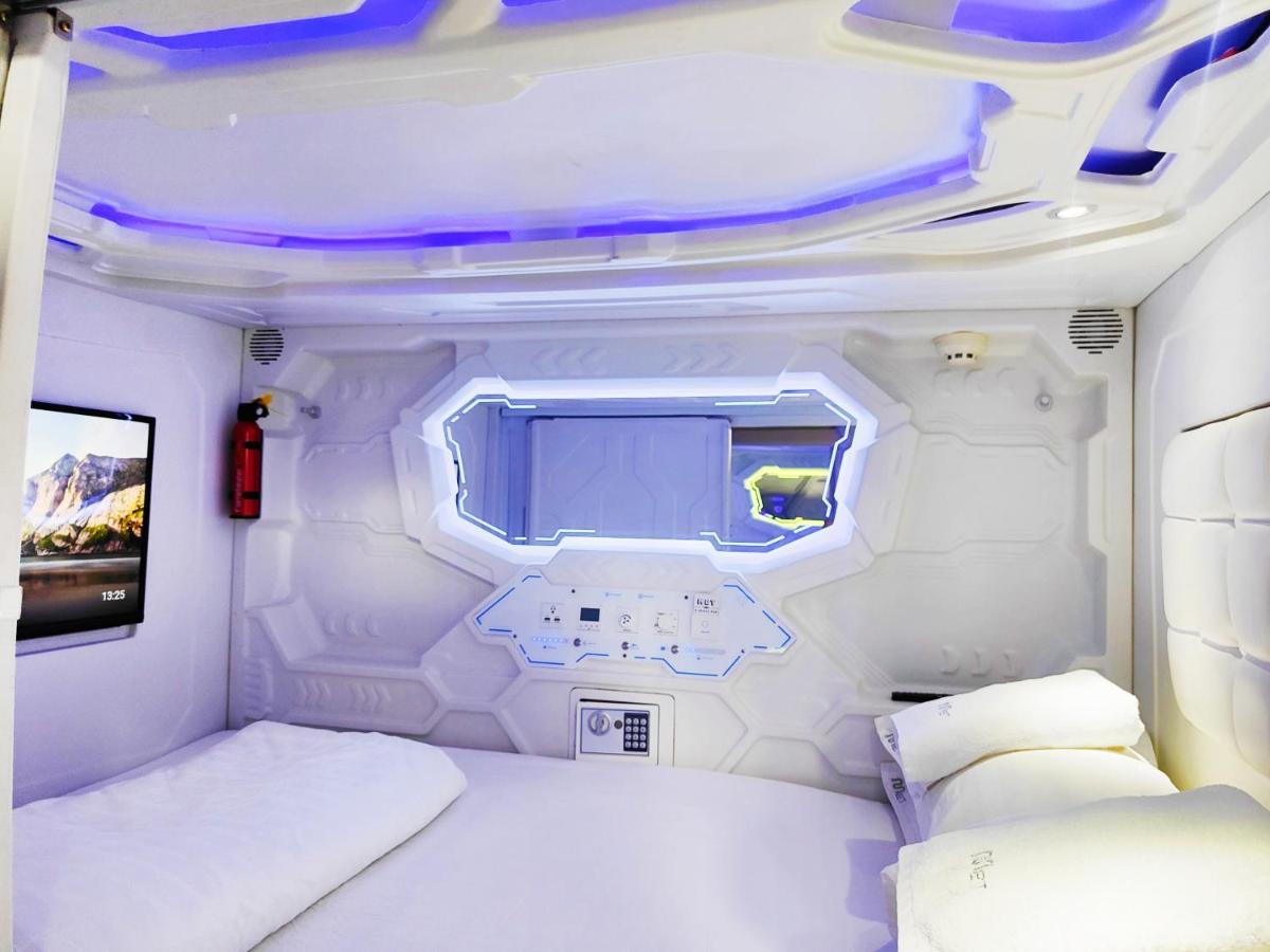 Met A Space Pod @Phrom Phong Bangkok Buitenkant foto